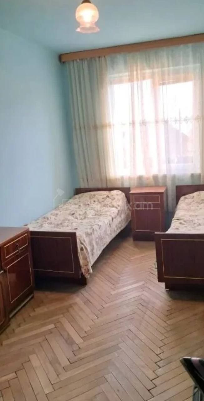 3 Սենյականոց Բնակարան Քարե Շենքում, 63քմ, 3/3 հարկ, Նորմալ Վիճակում, Կահավորված