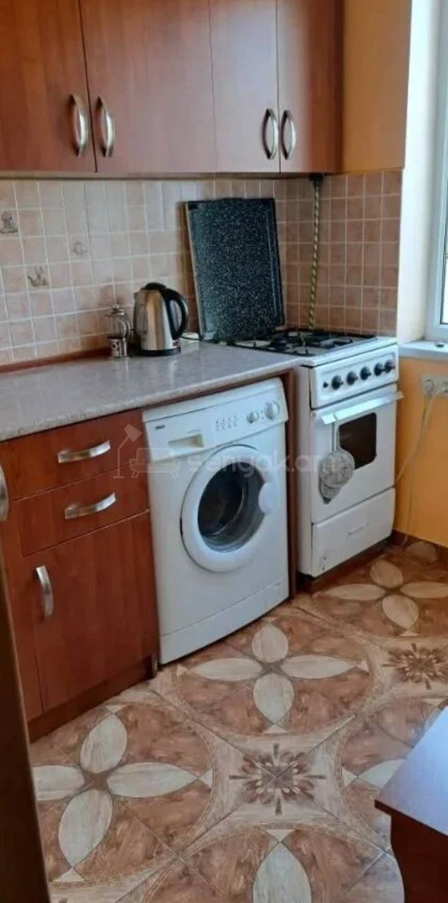 3 Սենյականոց Բնակարան Քարե Շենքում, 63քմ, 3/3 հարկ, Նորմալ Վիճակում, Կահավորված