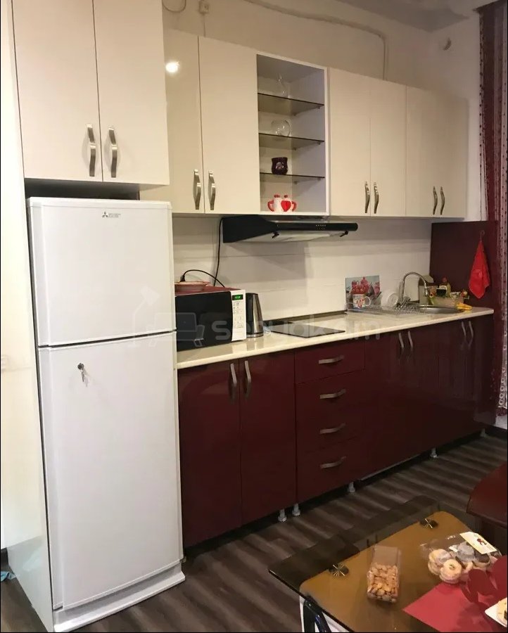 2 Սենյականոց Բնակարան Քարե Շենքում, 3քմ, 2/5 հարկ, Նորմալ Վիճակում, Կահավորված