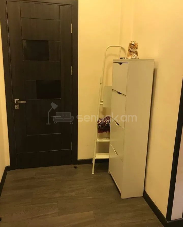 2 Սենյականոց Բնակարան Քարե Շենքում, 3քմ, 2/5 հարկ, Նորմալ Վիճակում, Կահավորված