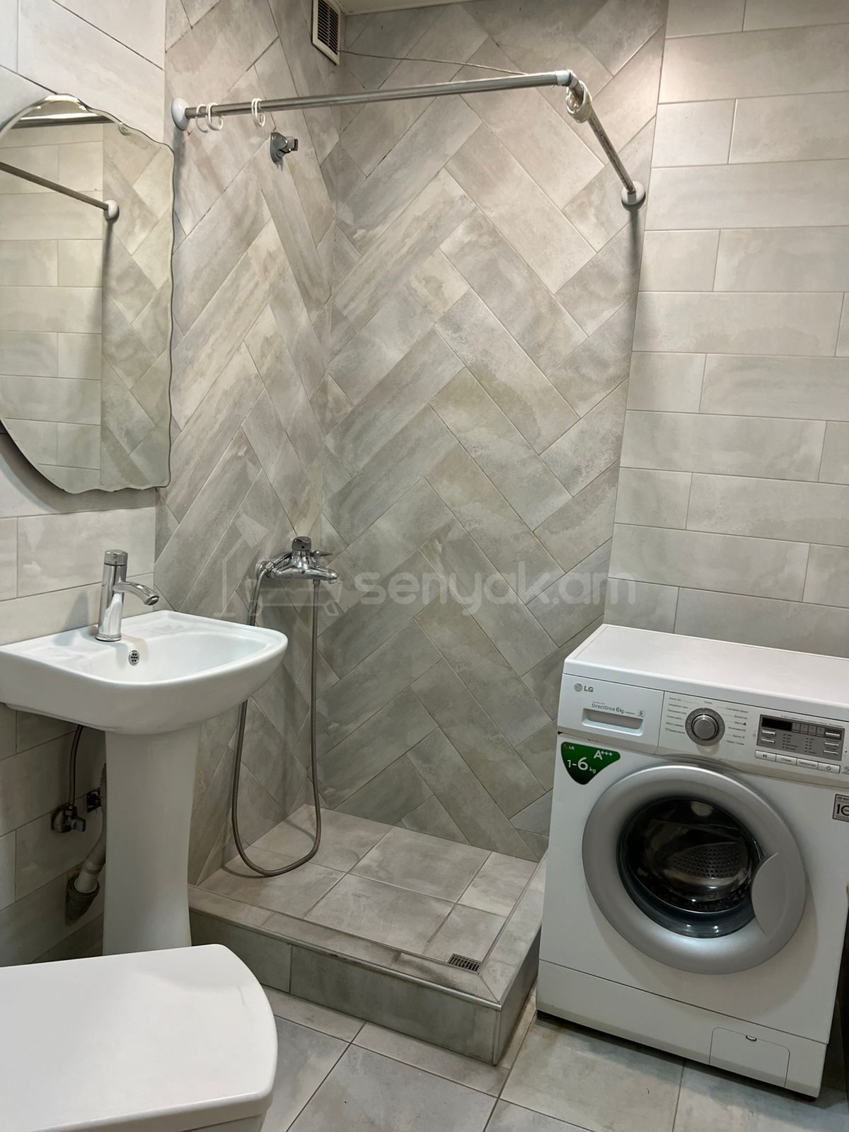 3 Սենյականոց Բնակարան Քարե Շենքում, 60քմ, 2/5 հարկ, Նորմալ Վիճակում, Կահավորված