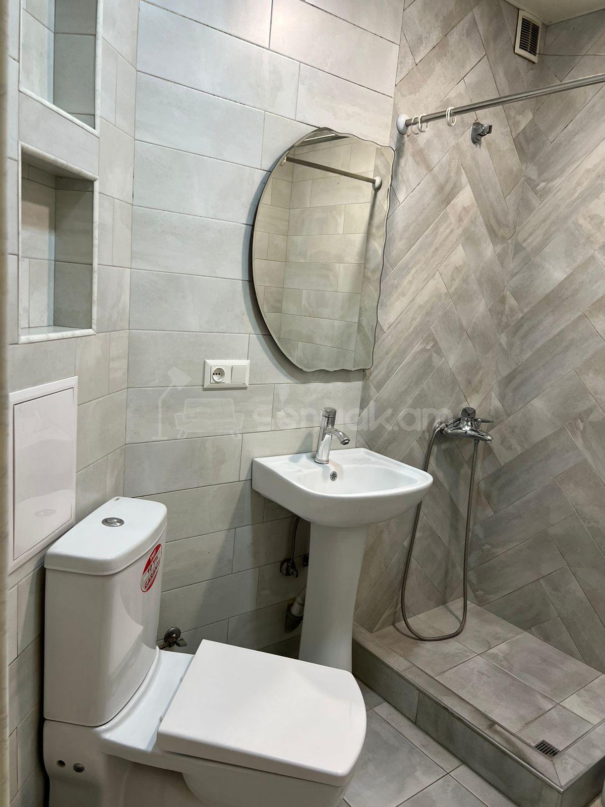 3 Սենյականոց Բնակարան Քարե Շենքում, 60քմ, 2/5 հարկ, Նորմալ Վիճակում, Կահավորված