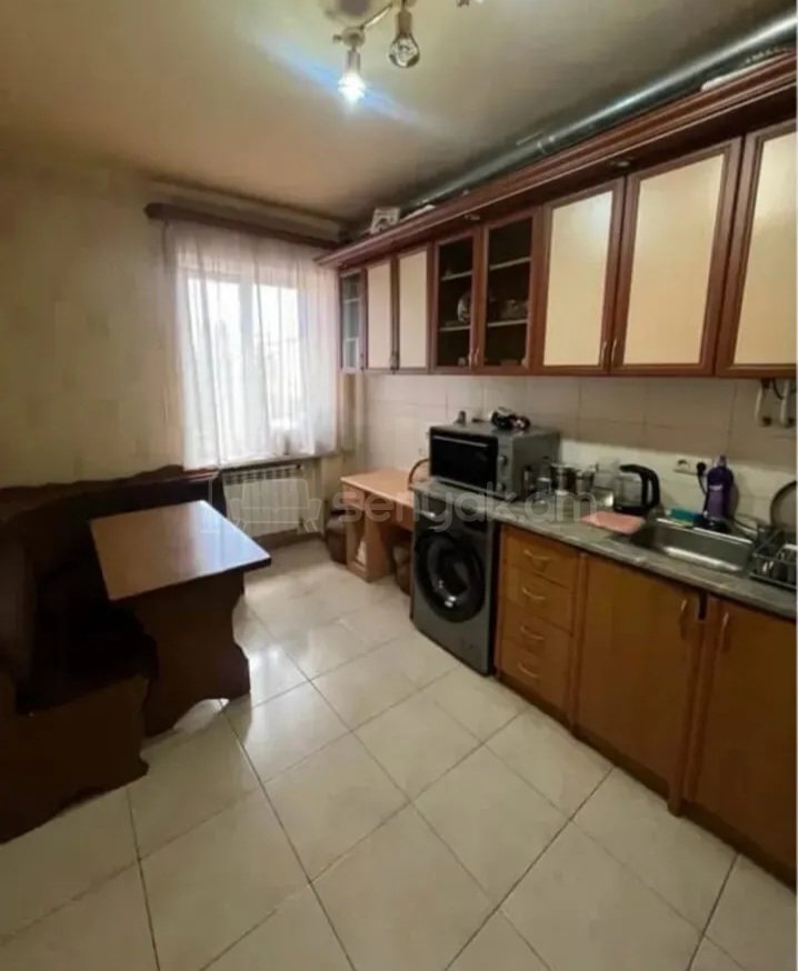 3 Սենյականոց Բնակարան Քարե Շենքում, 90քմ, 2/5 հարկ, Կապիտալ Վերանորոգված, Կահավորված