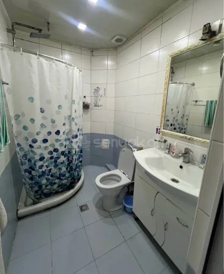 3 Սենյականոց Բնակարան Քարե Շենքում, 90քմ, 2/5 հարկ, Կապիտալ Վերանորոգված, Կահավորված