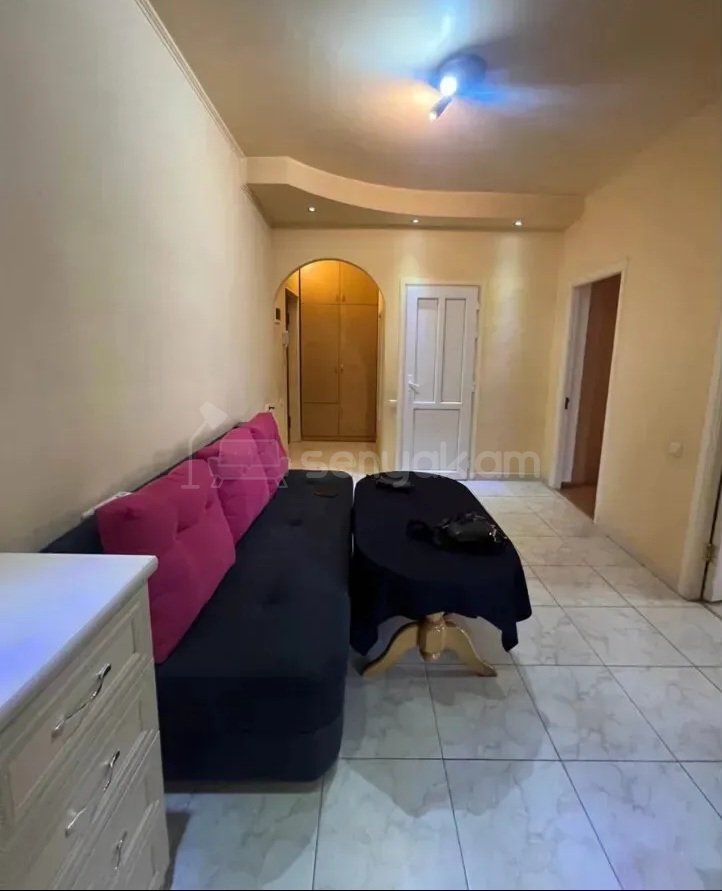 3 Սենյականոց Բնակարան Քարե Շենքում, 90քմ, 2/5 հարկ, Կապիտալ Վերանորոգված, Կահավորված