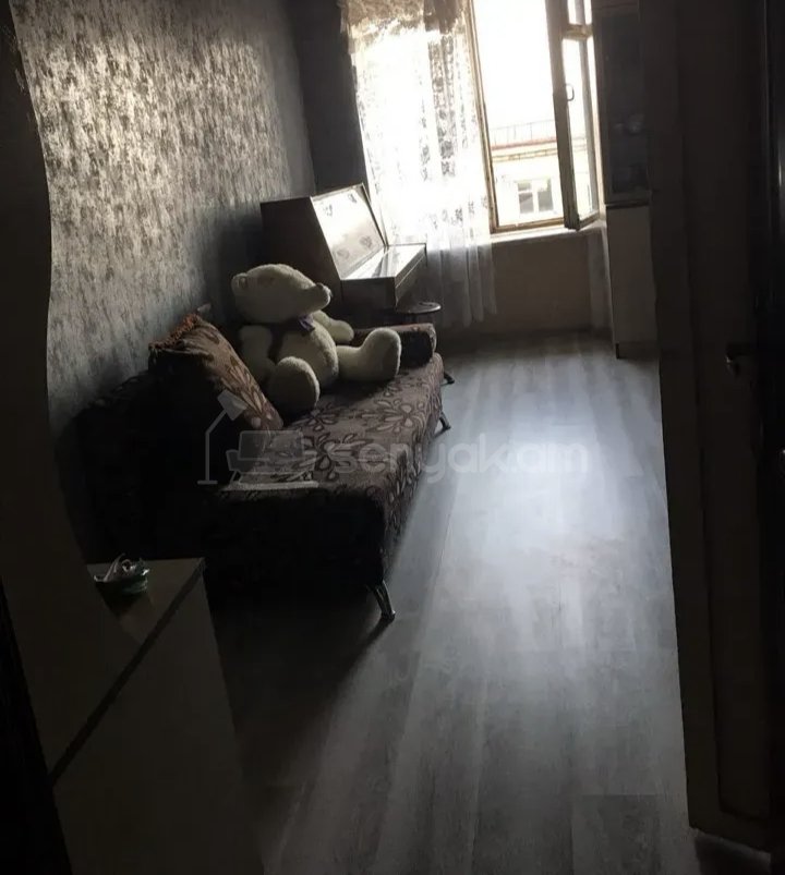 1 Սենյականոց Բնակարան Քարե Շենքում, 35քմ, 3/5 հարկ, Նորմալ Վիճակում, Կահավորված