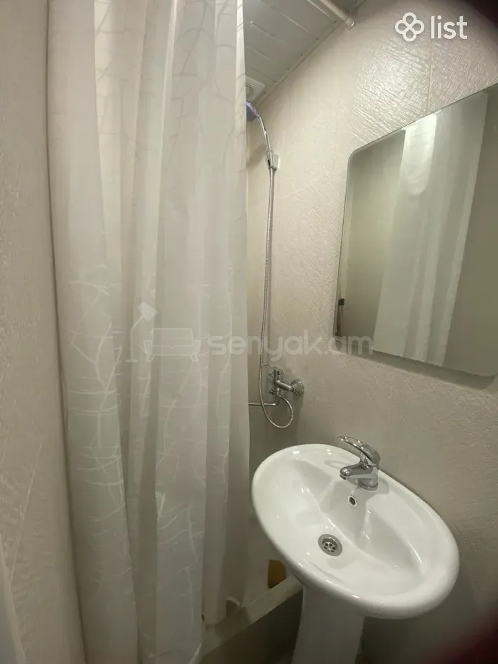 1 Սենյականոց Բնակարան Քարե Շենքում, 36քմ, 3/5 հարկ, Նորմալ Վիճակում, Կահավորված