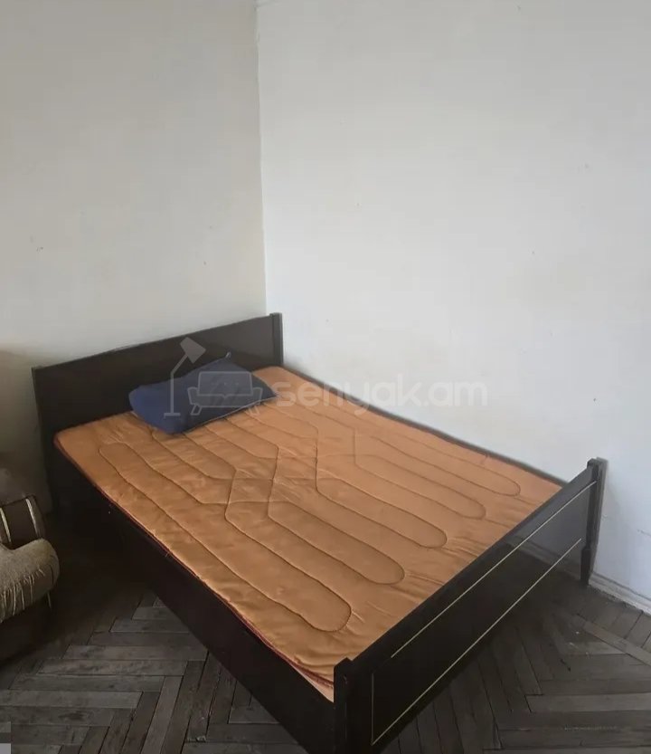 1 Սենյականոց Բնակարան Քարե Շենքում, 30քմ, 2/4 հարկ, Նորմալ Վիճակում, Կահավորված