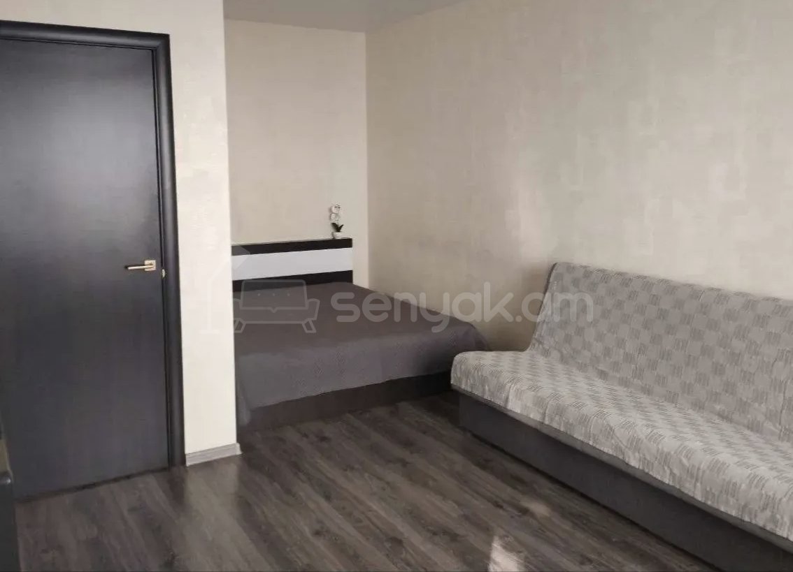 1 Սենյականոց Բնակարան Քարե Շենքում, 33քմ, 3/5 հարկ, Նորմալ Վիճակում, Կահավորված