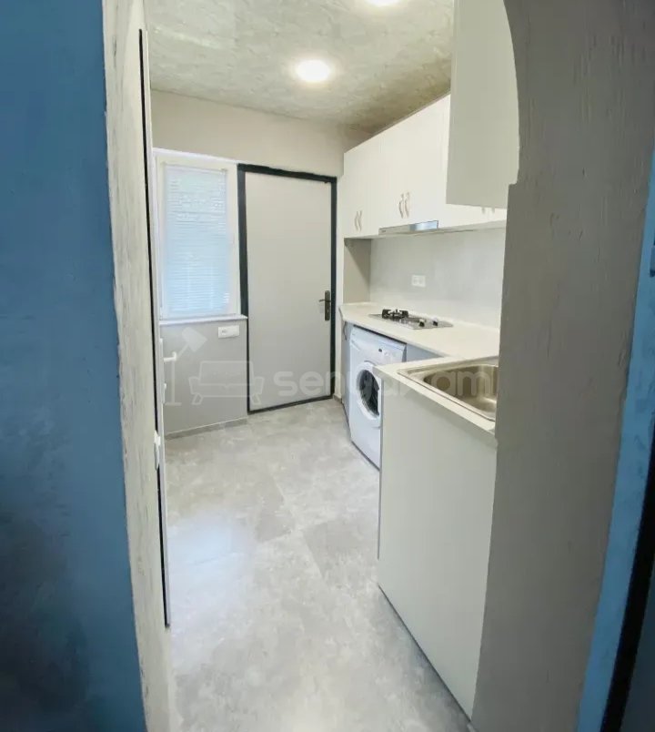 1 Սենյականոց Բնակարան Քարե Շենքում, 36քմ, 1/1 հարկ, Կապիտալ Վերանորոգված, Կահավորված