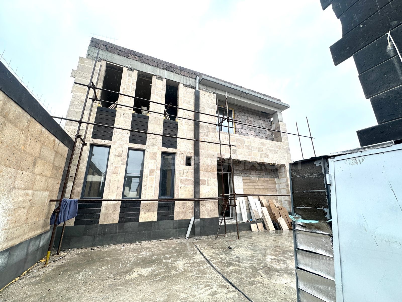 5 Սենյականոց Շքեղ Առանձնատուն, 300քմ, Լողավազանով, Ավտոտնակով