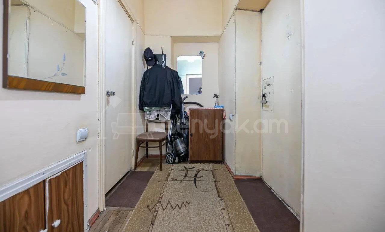 1 Սենյականոց Բնակարան Քարե Շենքում, 40քմ, 4/5 հարկ, Նորմալ Վիճակում