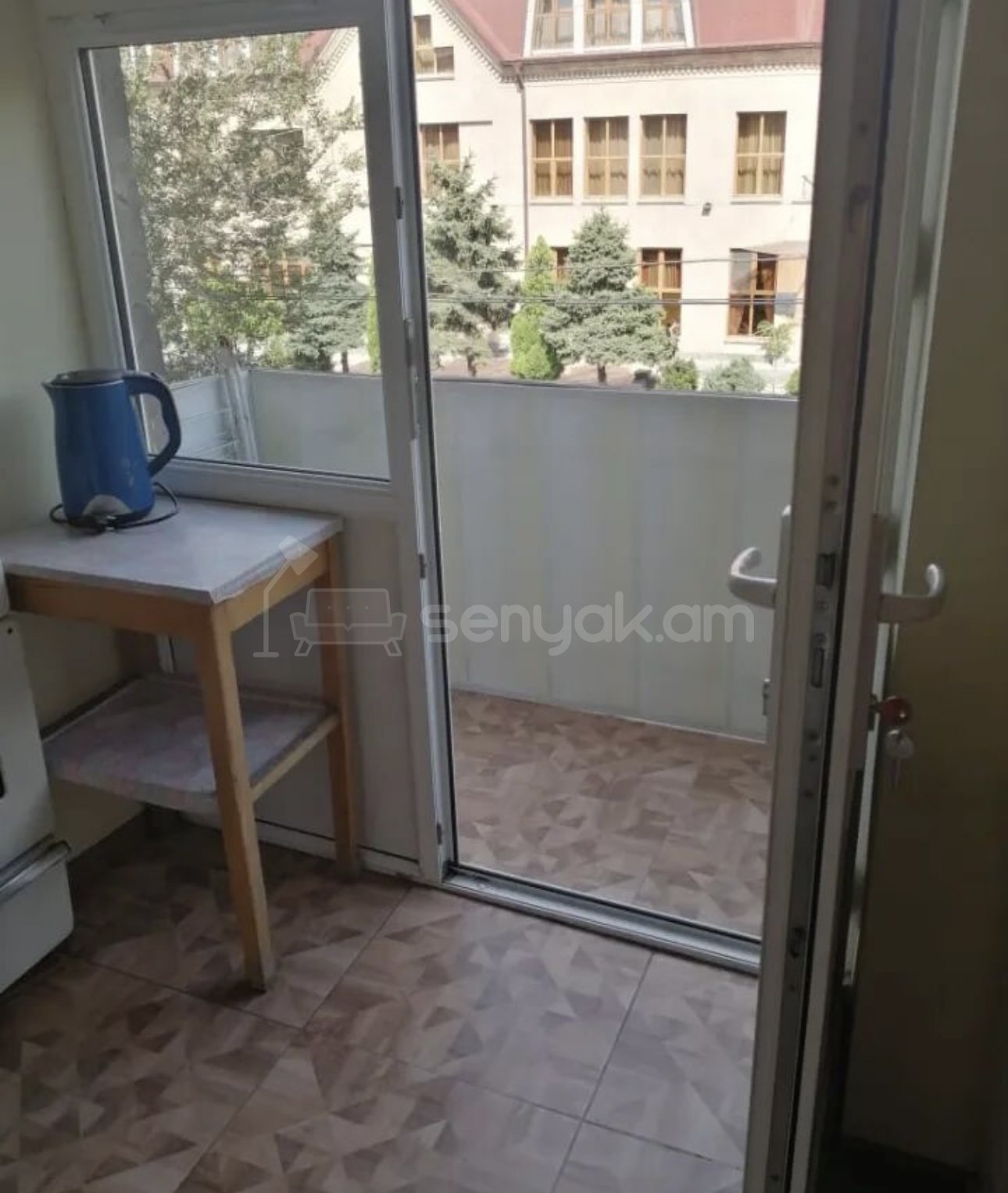 1 Սենյականոց Բնակարան Քարե Շենքում, 30քմ, 2/4 հարկ, Կոսմետիկ Վերանորոգված, Կահավորված