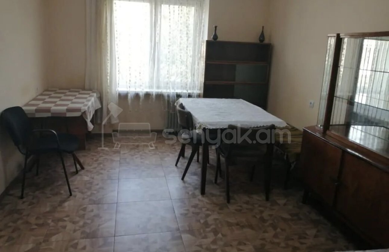 1 Սենյականոց Բնակարան Քարե Շենքում, 30քմ, 2/4 հարկ, Կոսմետիկ Վերանորոգված, Կահավորված