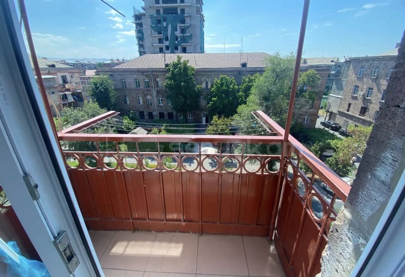 1 Սենյականոց Բնակարան Քարե Շենքում, 36քմ, 4/4 հարկ, Դիզայներական Վերանորոգված, Կահավորված