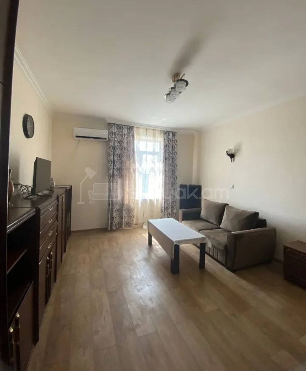 1 Սենյականոց Բնակարան Քարե Շենքում, 36քմ, 4/4 հարկ, Դիզայներական Վերանորոգված, Կահավորված