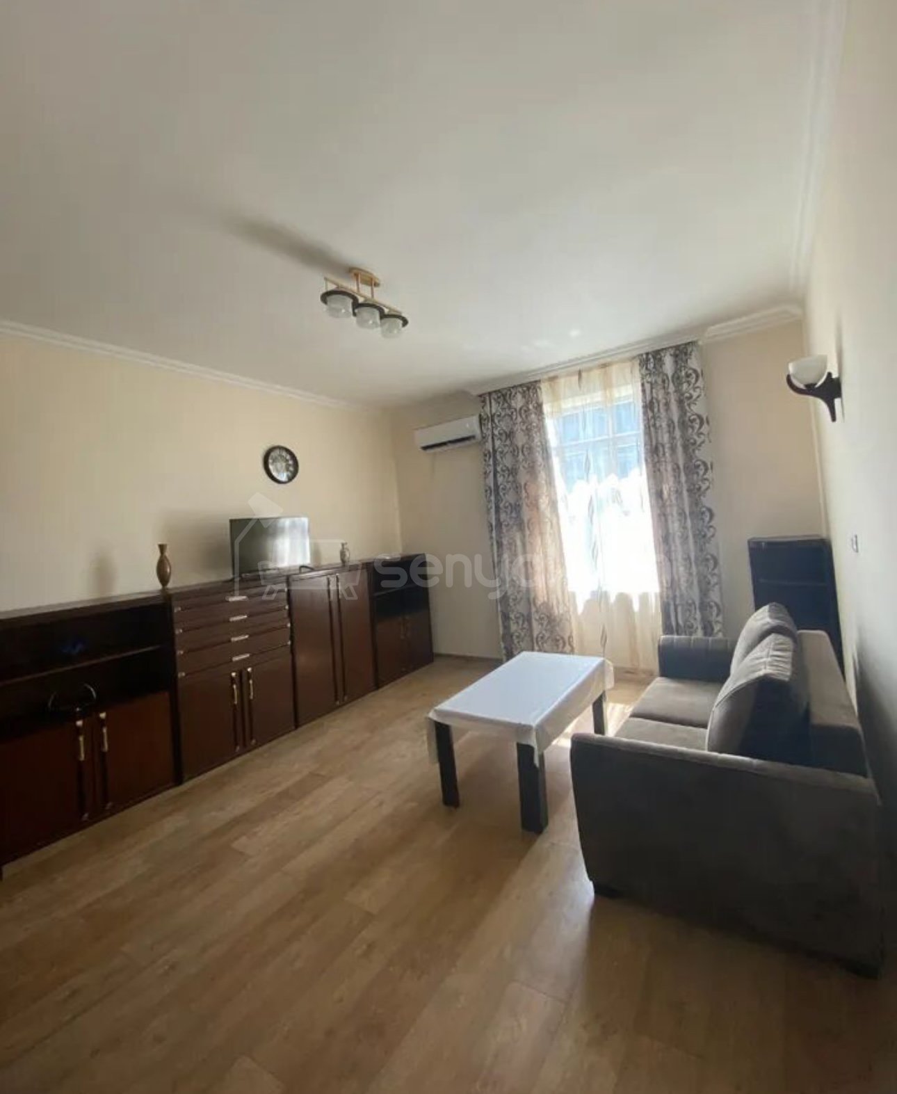 1 Սենյականոց Բնակարան Քարե Շենքում, 36քմ, 4/4 հարկ, Դիզայներական Վերանորոգված, Կահավորված