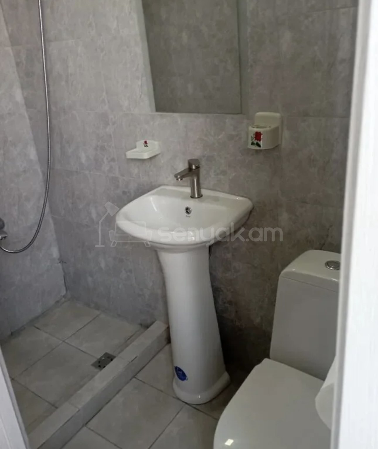 1 Սենյականոց Բնակարան Քարե Շենքում, 32քմ, 4/4 հարկ, Դիզայներական Վերանորոգված, Կահավորված