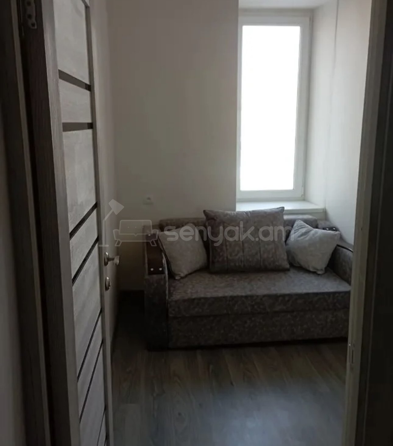 1 Սենյականոց Բնակարան Քարե Շենքում, 32քմ, 4/4 հարկ, Դիզայներական Վերանորոգված, Կահավորված