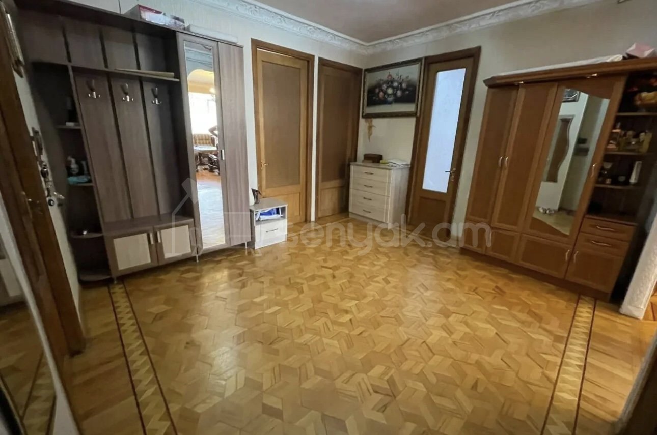 4 Սենյականոց Բնակարան Քարե Շենքում, 100քմ, 2/5 հարկ, Կապիտալ Վերանորոգված, Կահավորված