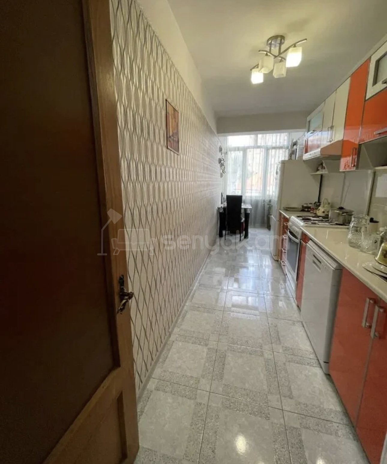 4 Սենյականոց Բնակարան Քարե Շենքում, 100քմ, 2/5 հարկ, Կապիտալ Վերանորոգված, Կահավորված