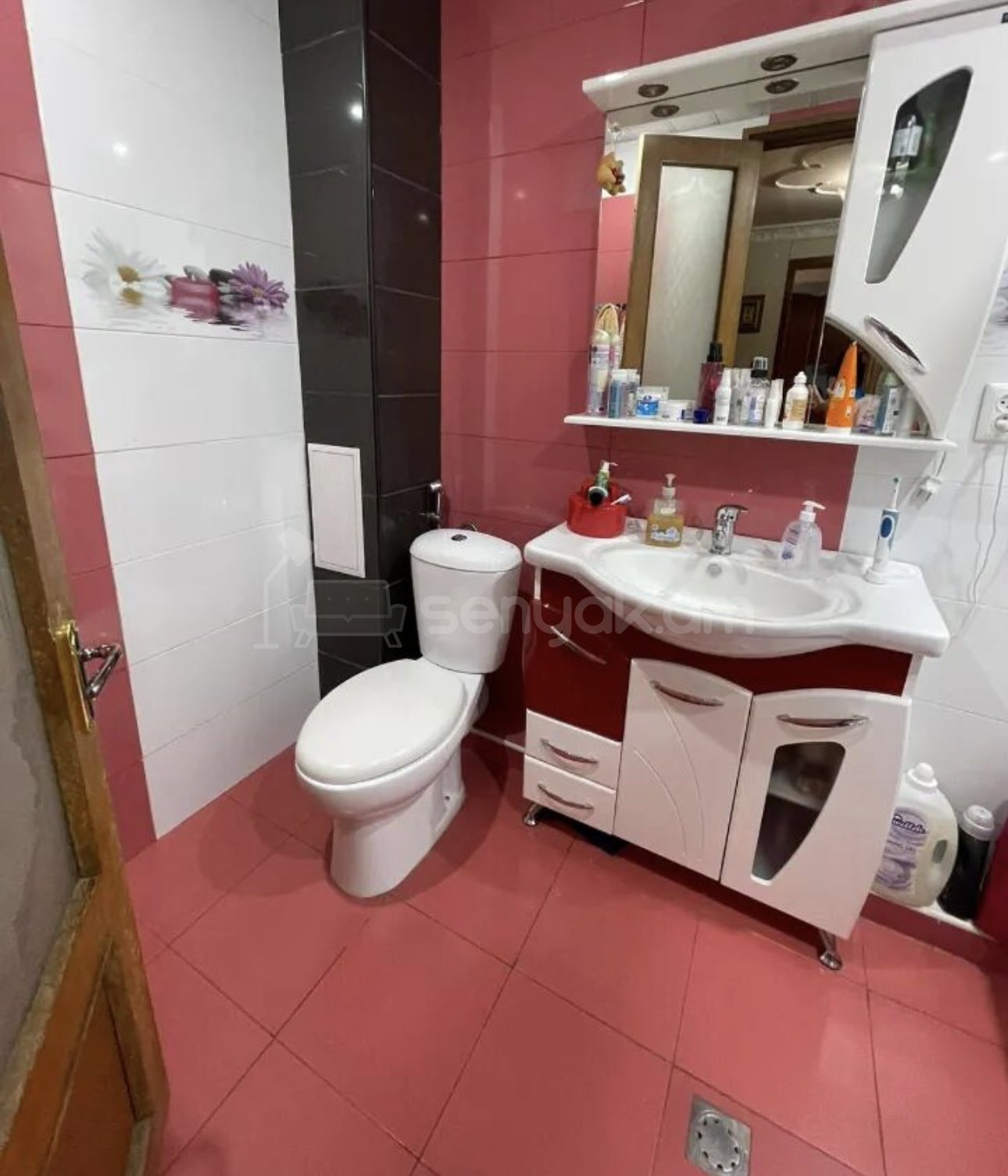 4 Սենյականոց Բնակարան Քարե Շենքում, 100քմ, 2/5 հարկ, Կապիտալ Վերանորոգված, Կահավորված