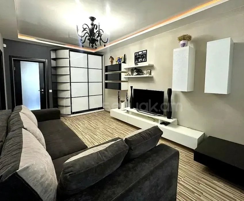 1 Սենյականոց Բնակարան Քարե Շենքում, 42քմ, 2/6 հարկ, Դիզայներական Վերանորոգված, Կահավորված