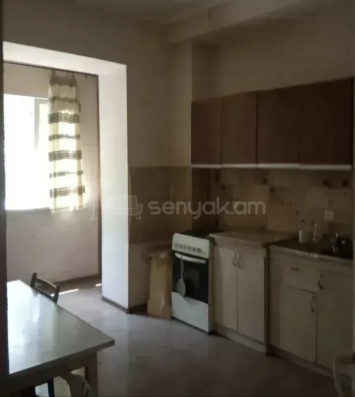 1 Սենյականոց Բնակարան Քարե Շենքում, 40քմ, 2/5 հարկ, Նորմալ Վիճակում, Կահավորված, Արևկող