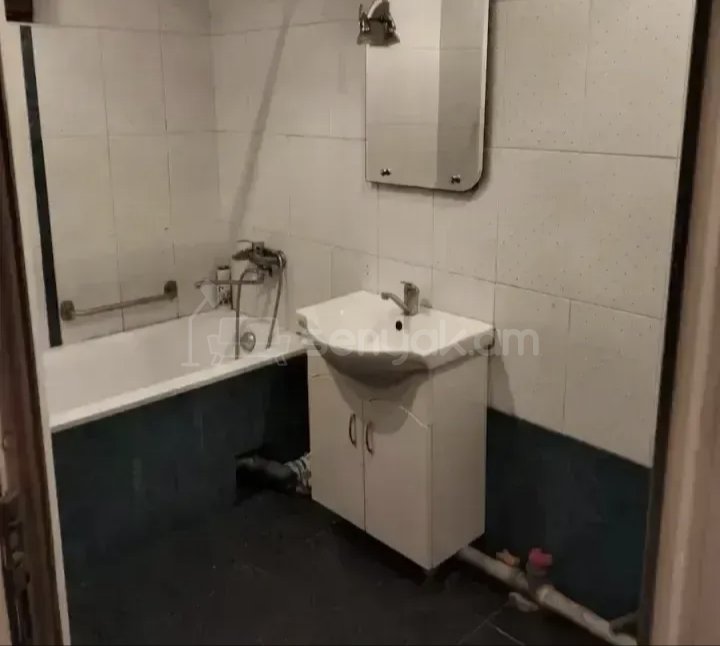 1 Սենյականոց Բնակարան Քարե Շենքում, 40քմ, 2/5 հարկ, Նորմալ Վիճակում, Կահավորված, Արևկող