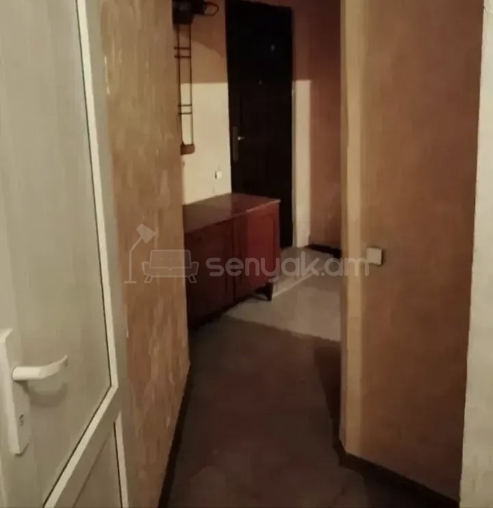 1 Սենյականոց Բնակարան Քարե Շենքում, 40քմ, 2/5 հարկ, Նորմալ Վիճակում, Կահավորված, Արևկող