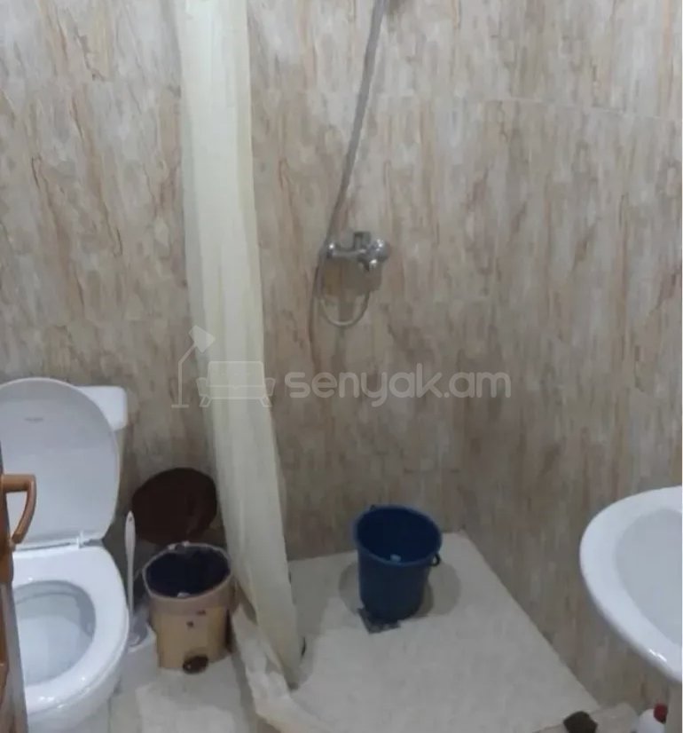 1 Սենյականոց Բնակարան Քարե Շենքում, 40քմ, 2/5 հարկ, Նորմալ Վիճակում, Կահավորված, Արևկող