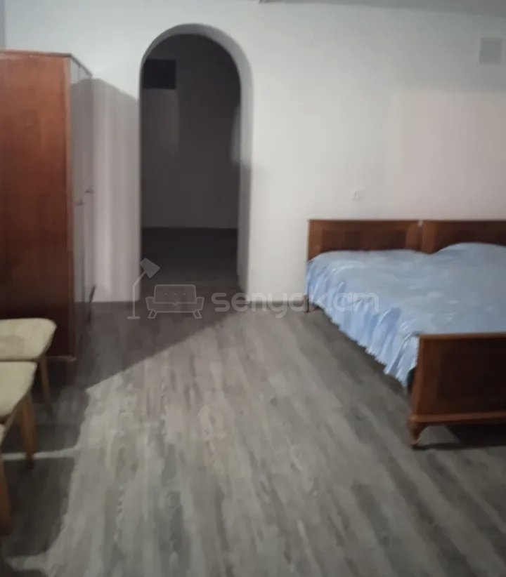 3 Սենյականոց Բնակարան Քարե Շենքում, 58քմ, 1/1 հարկ, Նորմալ Վիճակում, Կահավորված