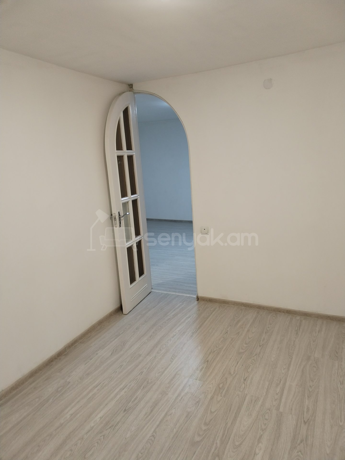 4 Սենյականոց Բնակարան Քարե Շենքում, 100քմ, 1/4 հարկ, Կապիտալ Վերանորոգված, Մասամբ Կահավորված