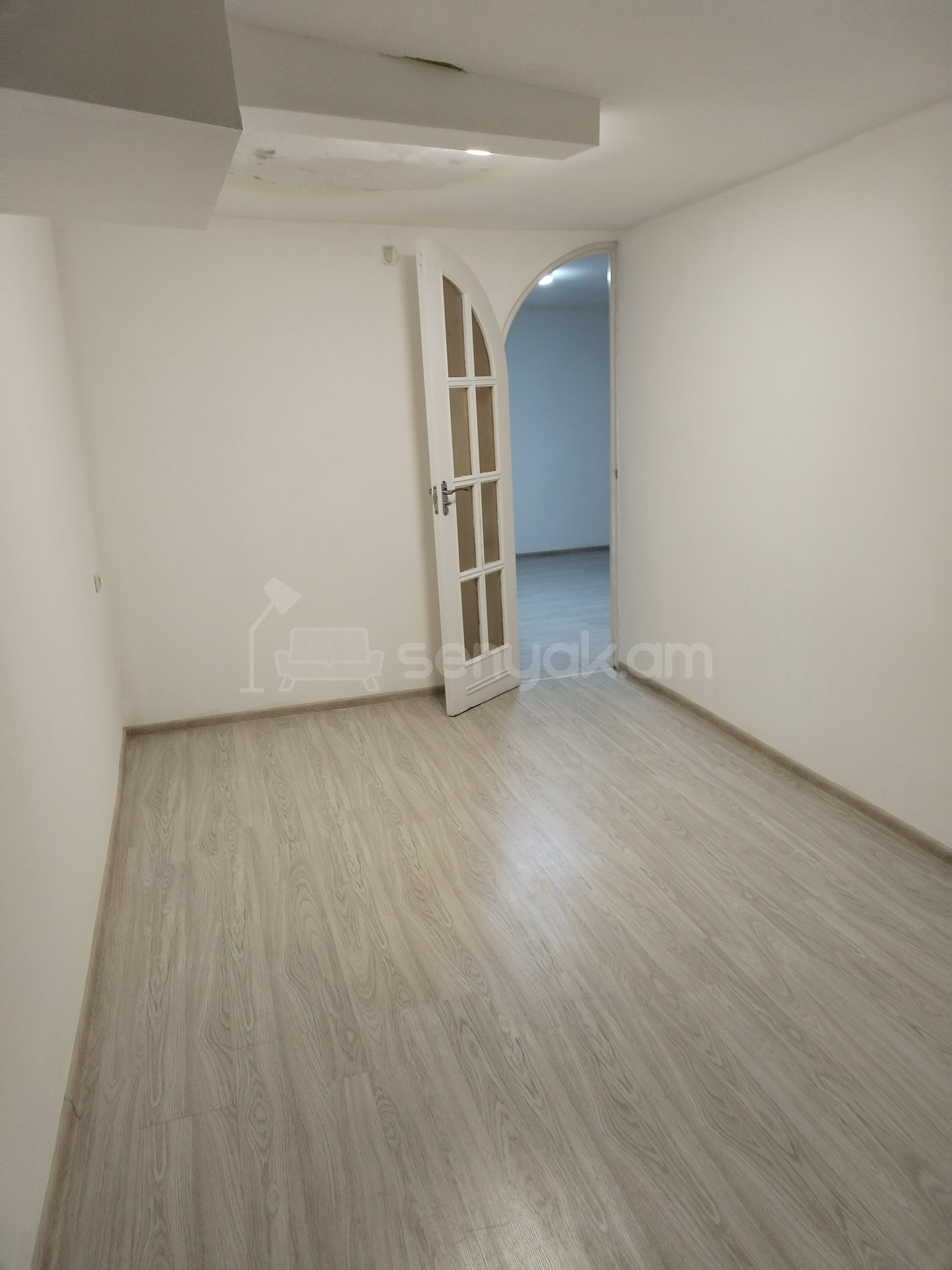 4 Սենյականոց Բնակարան Քարե Շենքում, 100քմ, 1/4 հարկ, Կապիտալ Վերանորոգված, Մասամբ Կահավորված