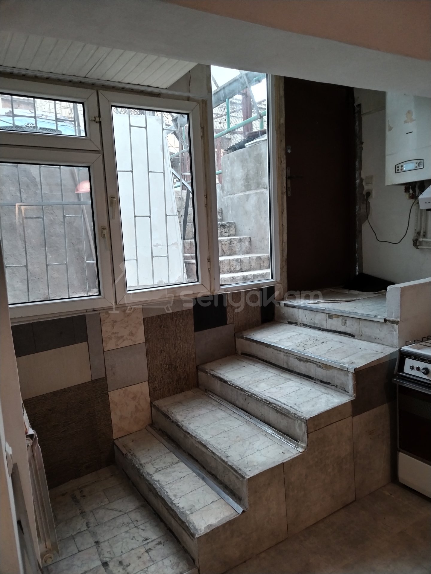 4 Սենյականոց Բնակարան Քարե Շենքում, 100քմ, 1/4 հարկ, Կապիտալ Վերանորոգված, Մասամբ Կահավորված