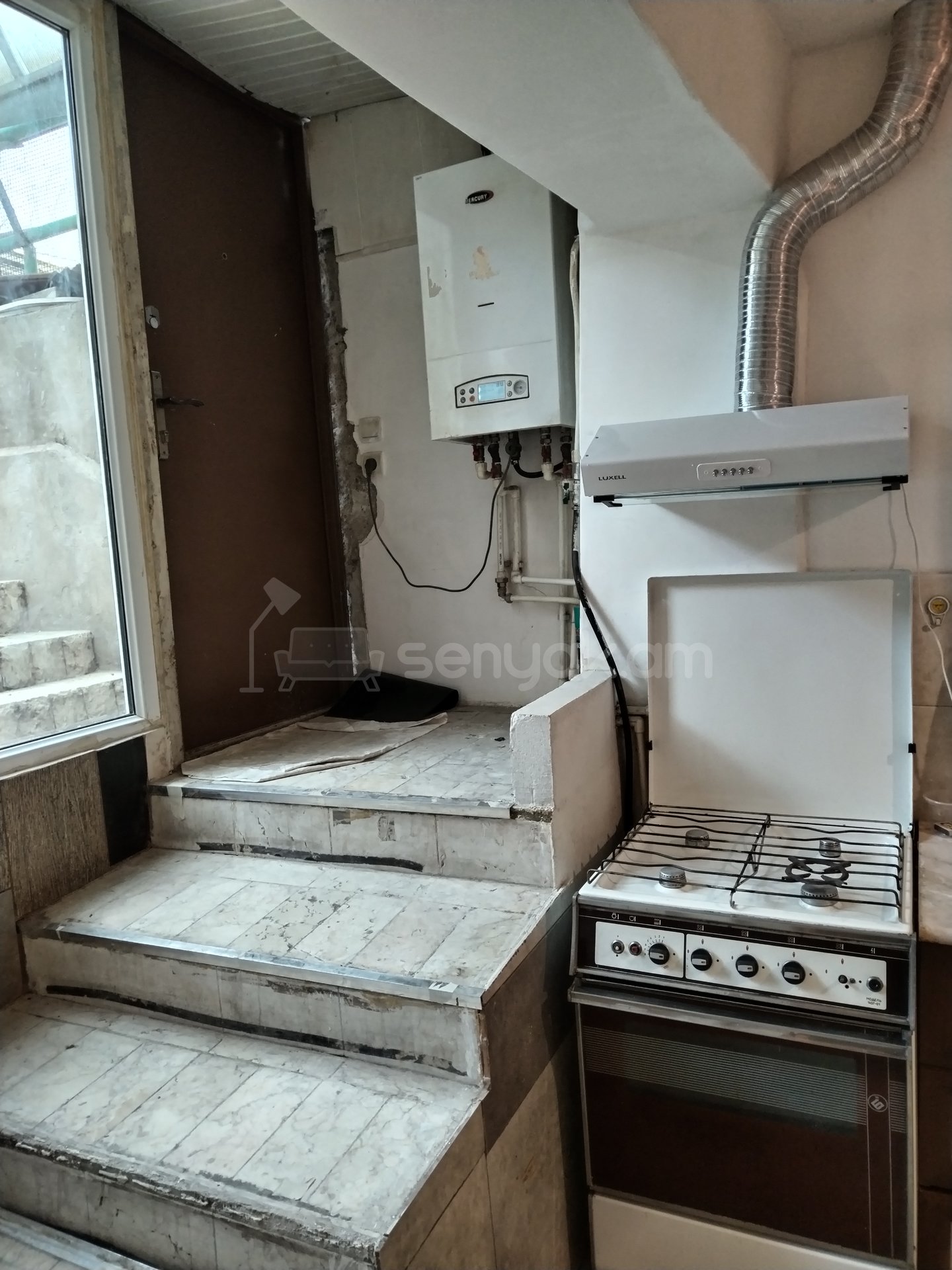 4 Սենյականոց Բնակարան Քարե Շենքում, 100քմ, 1/4 հարկ, Կապիտալ Վերանորոգված, Մասամբ Կահավորված