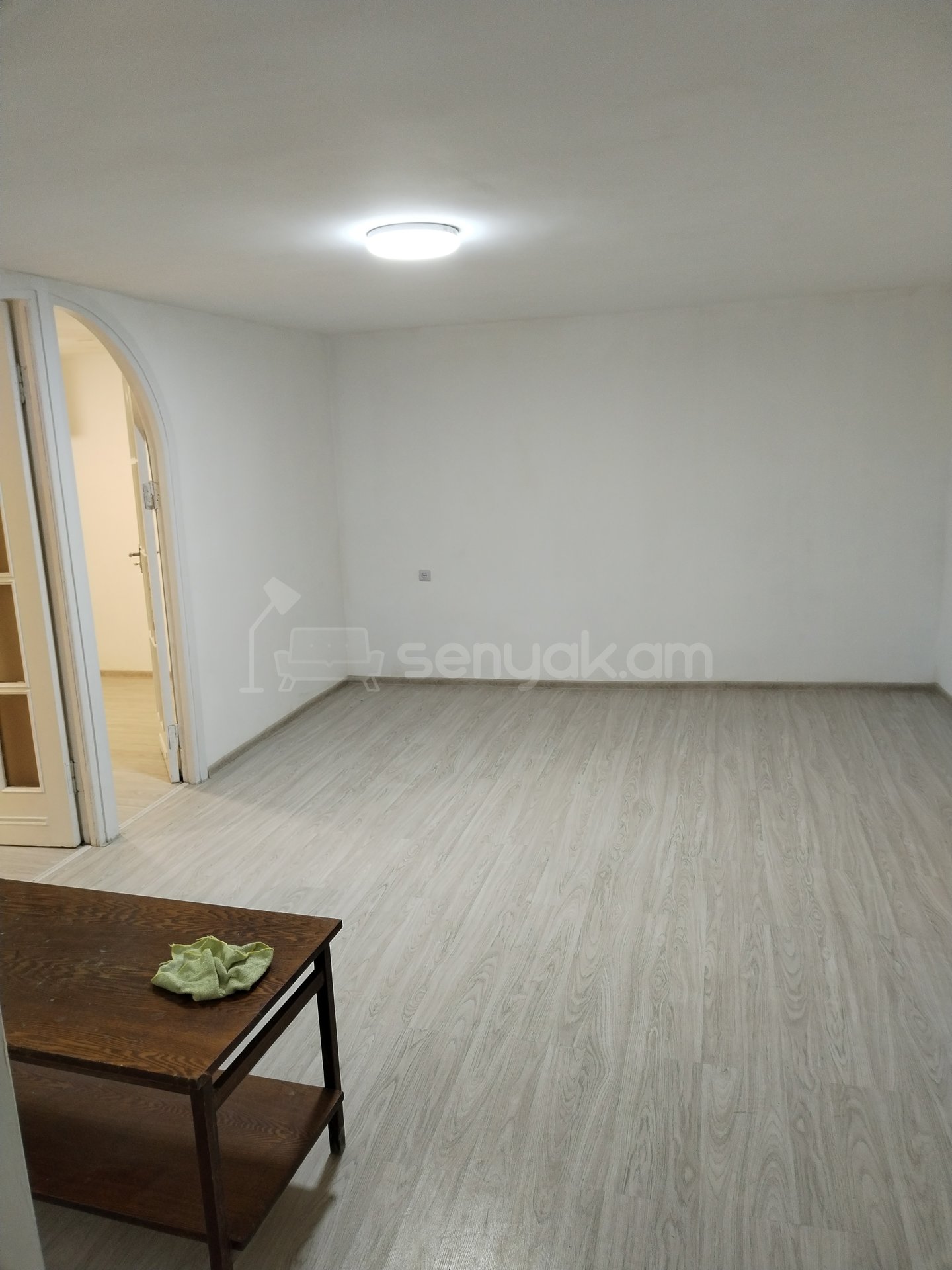 4 Սենյականոց Բնակարան Քարե Շենքում, 100քմ, 1/4 հարկ, Կապիտալ Վերանորոգված, Մասամբ Կահավորված