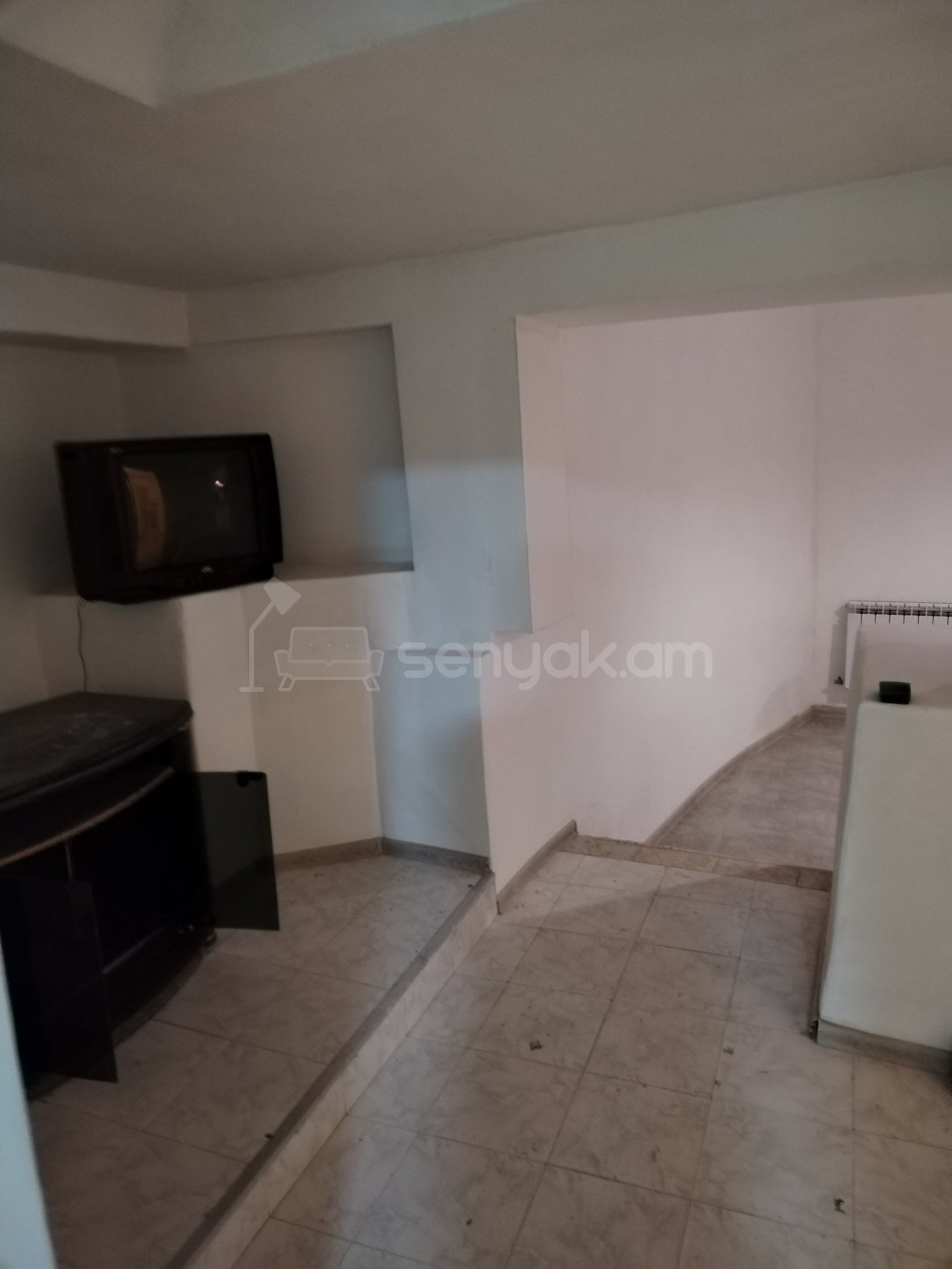 4 Սենյականոց Բնակարան Քարե Շենքում, 100քմ, 1/4 հարկ, Կապիտալ Վերանորոգված, Մասամբ Կահավորված