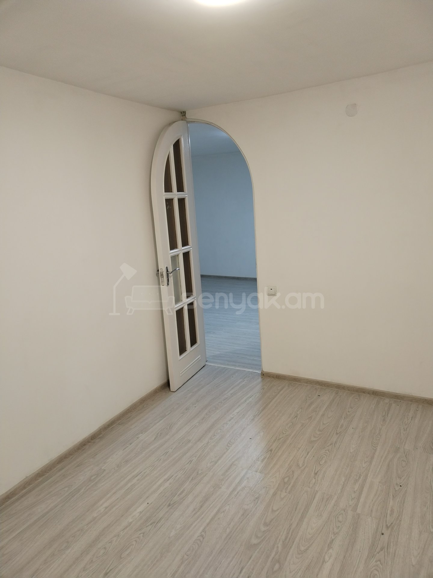 4 Սենյականոց Բնակարան Քարե Շենքում, 100քմ, 1/4 հարկ, Կապիտալ Վերանորոգված, Մասամբ Կահավորված