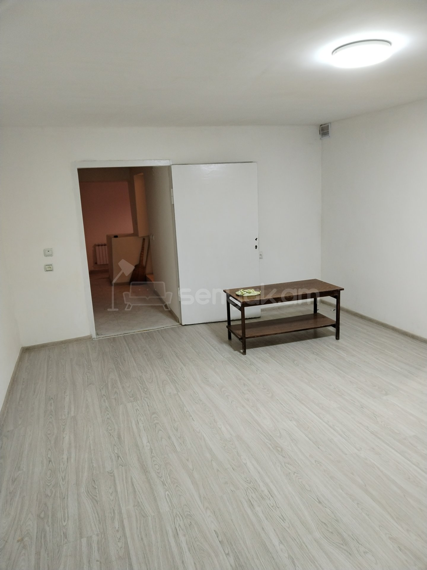 4 Սենյականոց Բնակարան Քարե Շենքում, 100քմ, 1/4 հարկ, Կապիտալ Վերանորոգված, Մասամբ Կահավորված