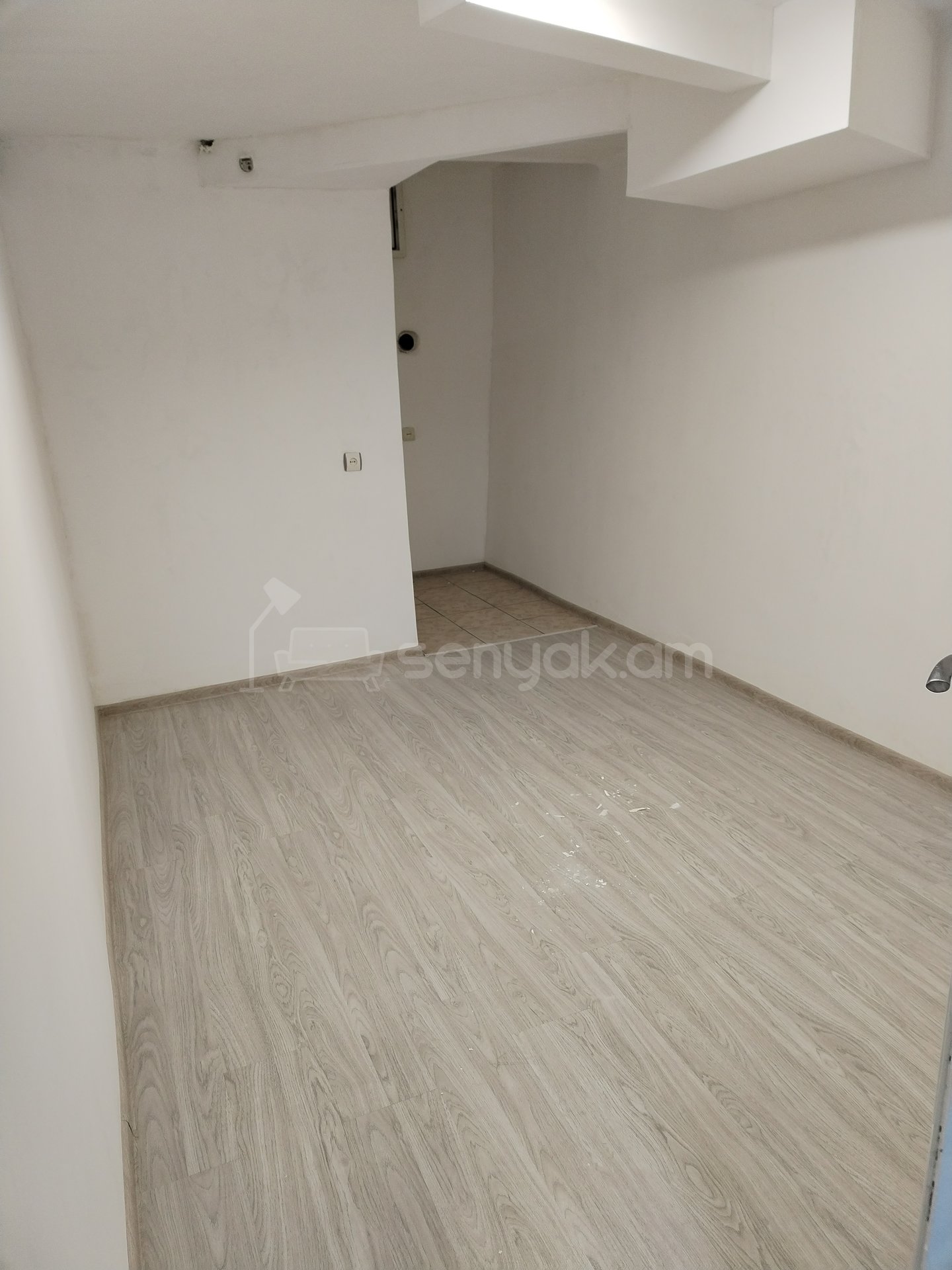 4 Սենյականոց Բնակարան Քարե Շենքում, 100քմ, 1/4 հարկ, Կապիտալ Վերանորոգված, Մասամբ Կահավորված