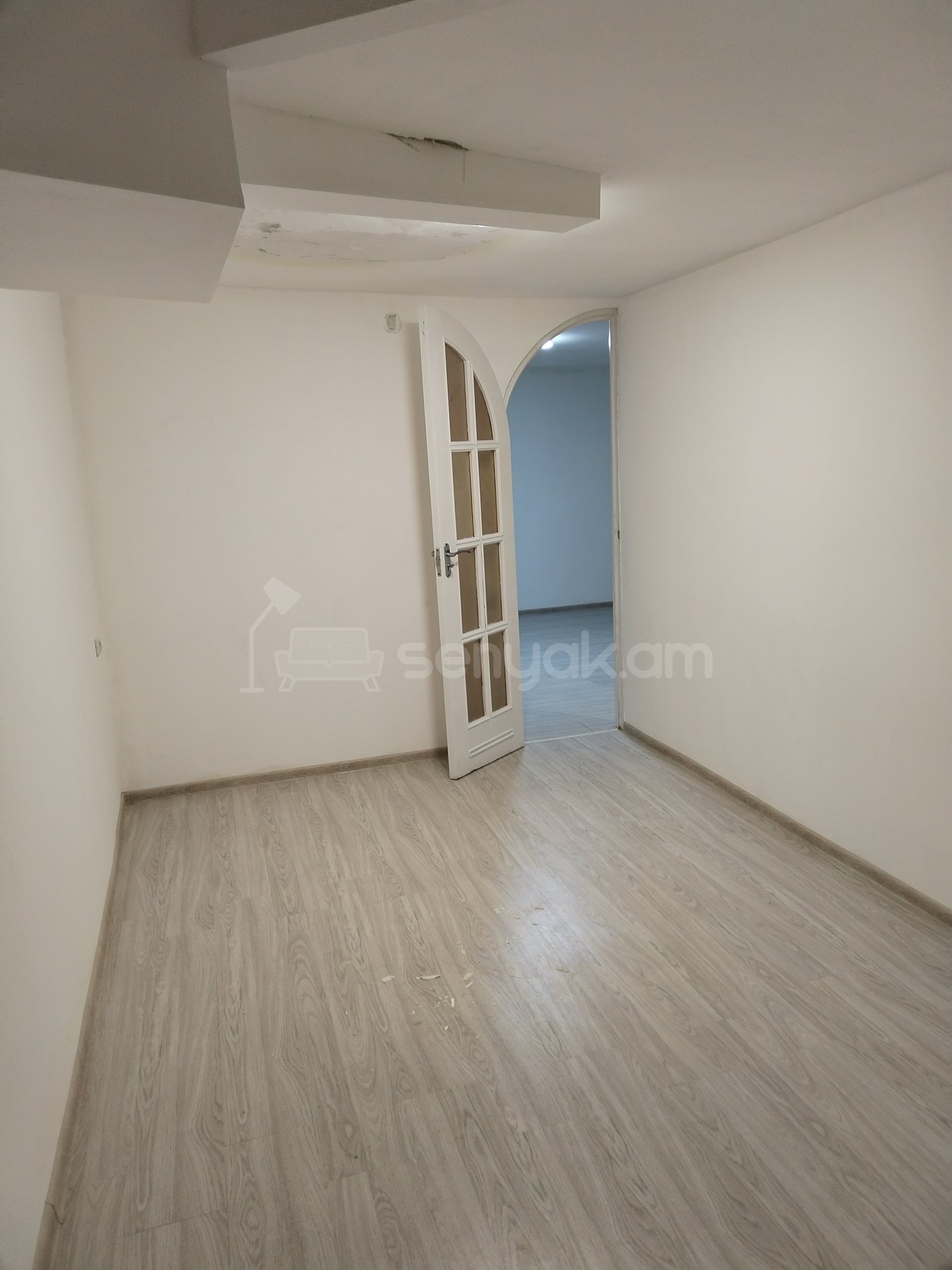 4 Սենյականոց Բնակարան Քարե Շենքում, 100քմ, 1/4 հարկ, Կապիտալ Վերանորոգված, Մասամբ Կահավորված