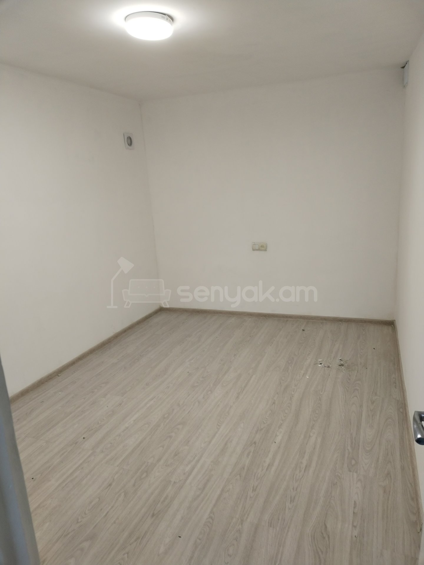 4 Սենյականոց Բնակարան Քարե Շենքում, 100քմ, 1/4 հարկ, Կապիտալ Վերանորոգված, Մասամբ Կահավորված