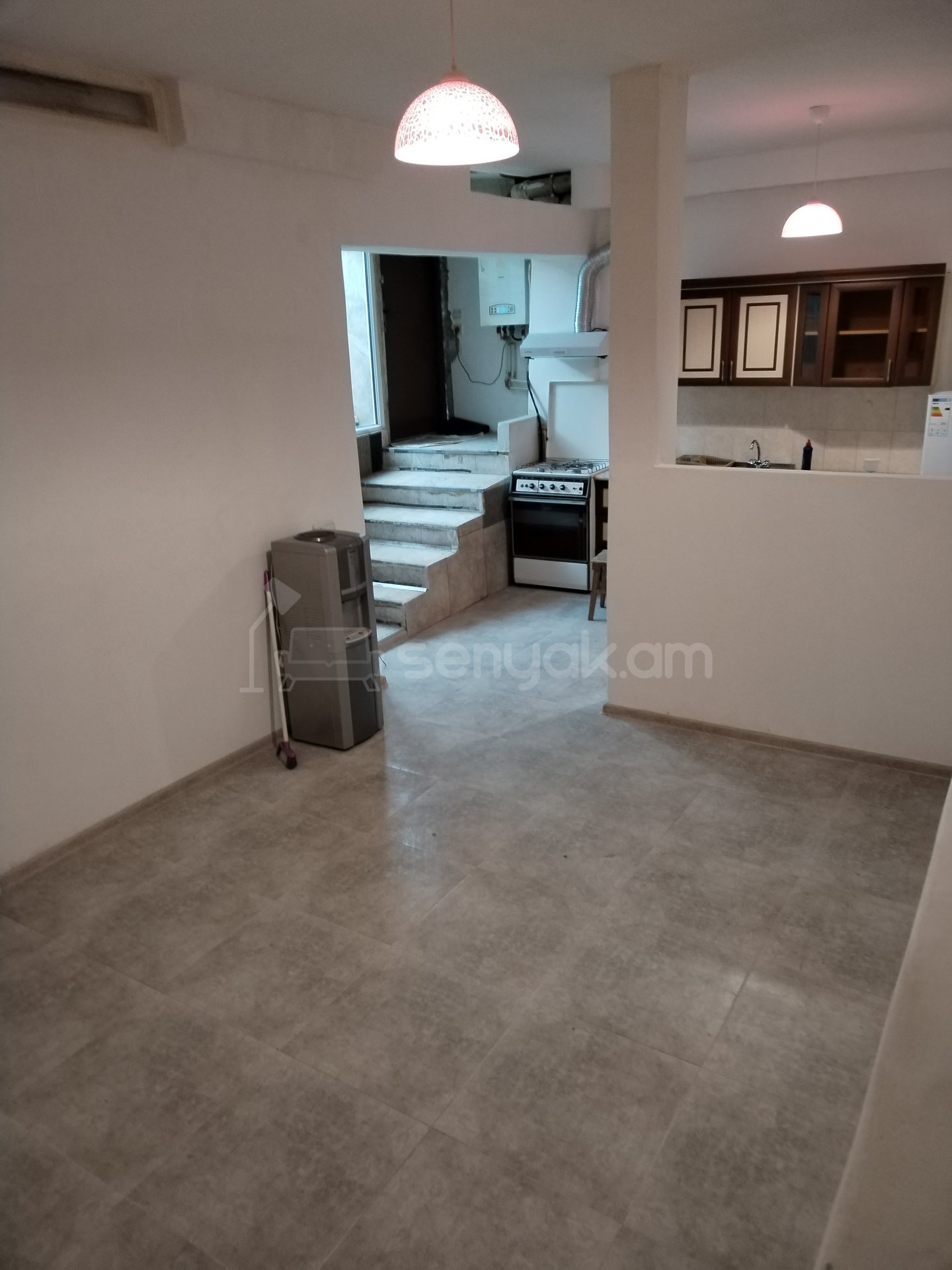 4 Սենյականոց Բնակարան Քարե Շենքում, 100քմ, 1/4 հարկ, Կապիտալ Վերանորոգված, Մասամբ Կահավորված