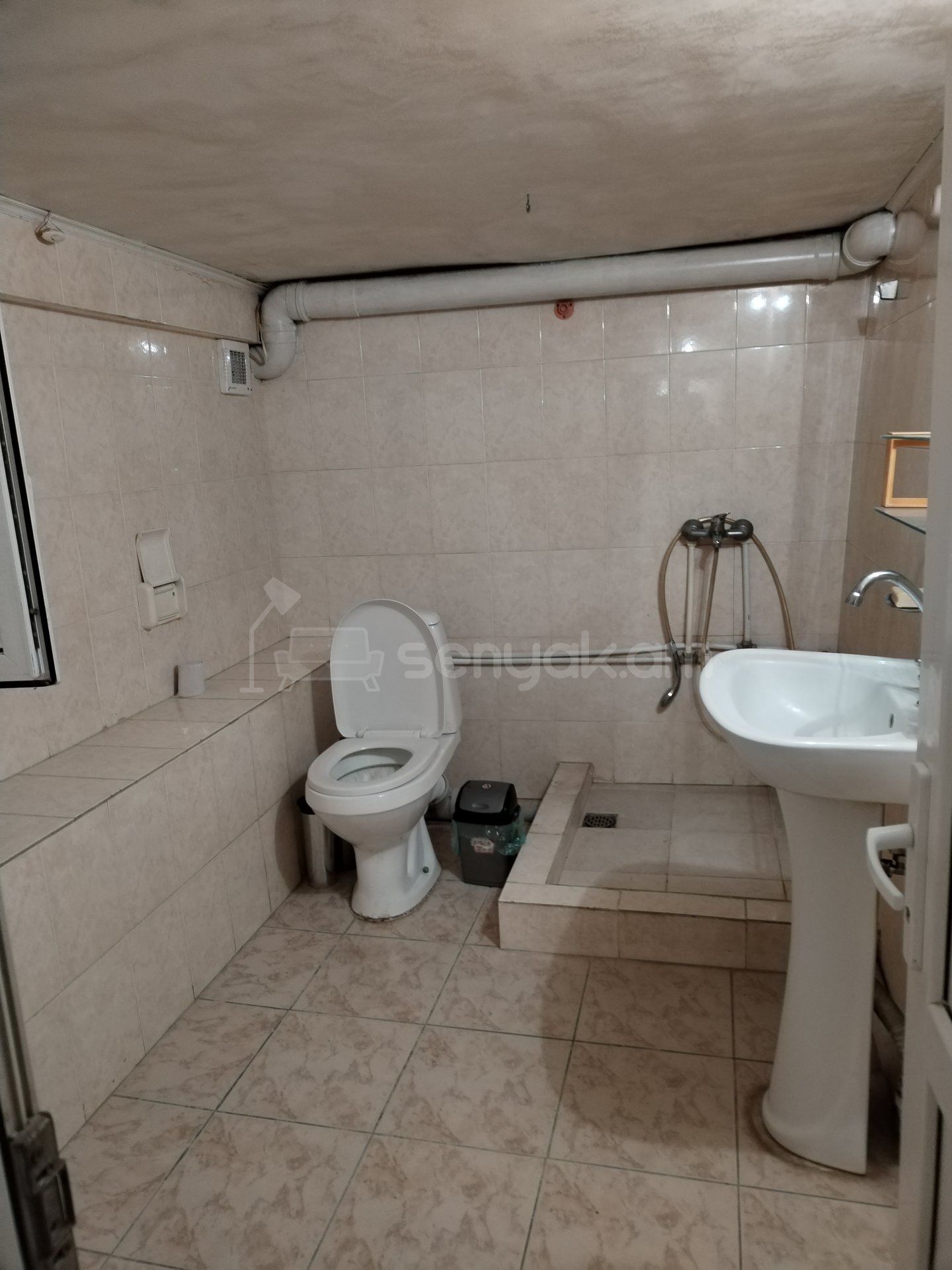 4 Սենյականոց Բնակարան Քարե Շենքում, 100քմ, 1/4 հարկ, Կապիտալ Վերանորոգված, Մասամբ Կահավորված