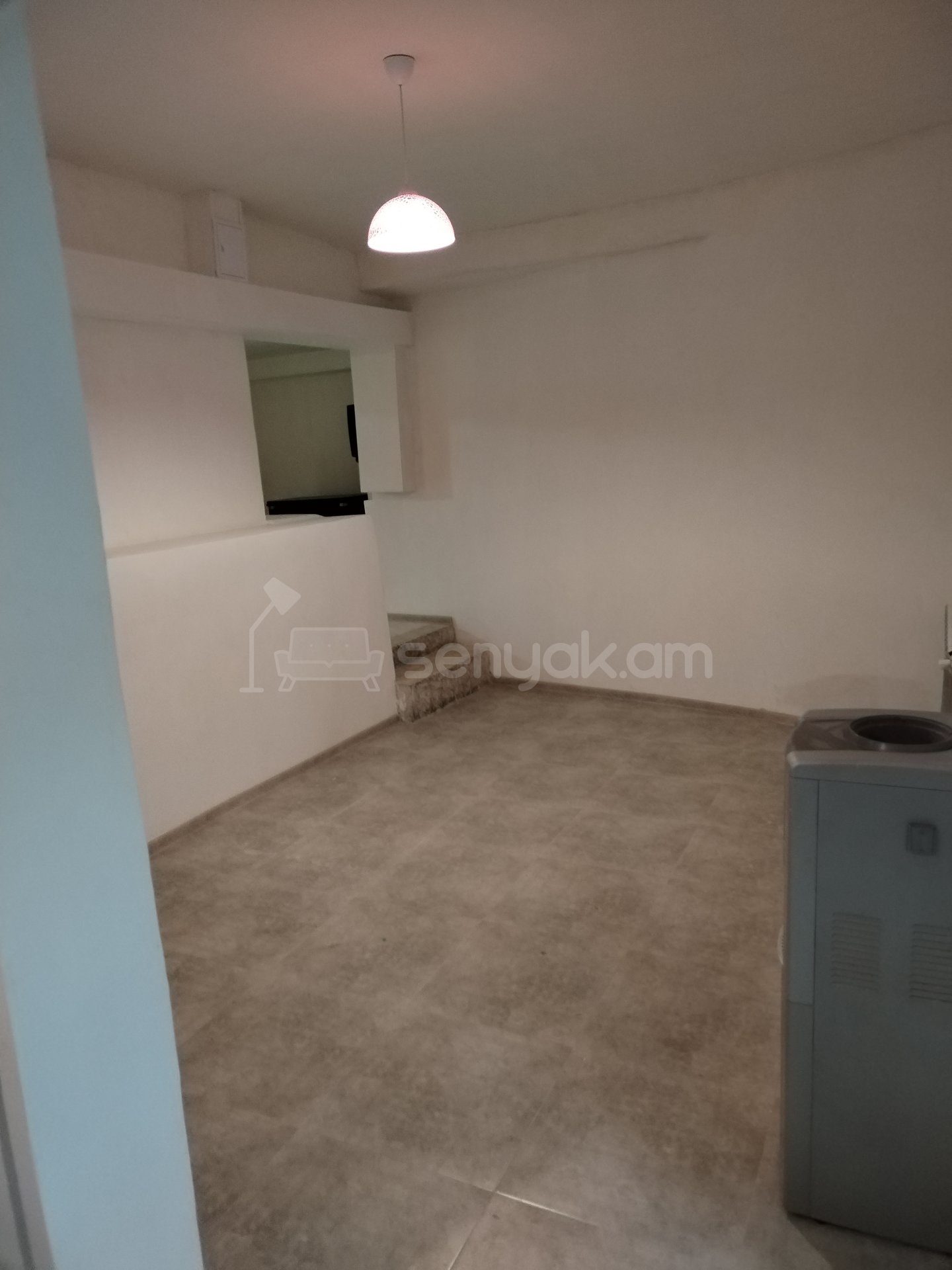 4 Սենյականոց Բնակարան Քարե Շենքում, 100քմ, 1/4 հարկ, Կապիտալ Վերանորոգված, Մասամբ Կահավորված