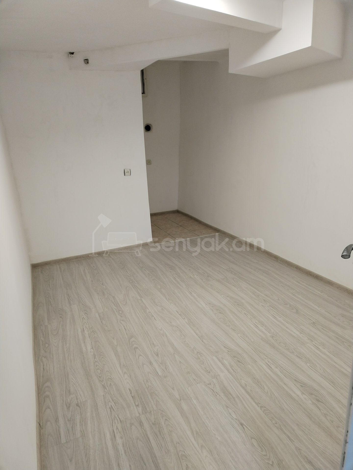 4 Սենյականոց Բնակարան Քարե Շենքում, 100քմ, 1/4 հարկ, Կապիտալ Վերանորոգված, Մասամբ Կահավորված