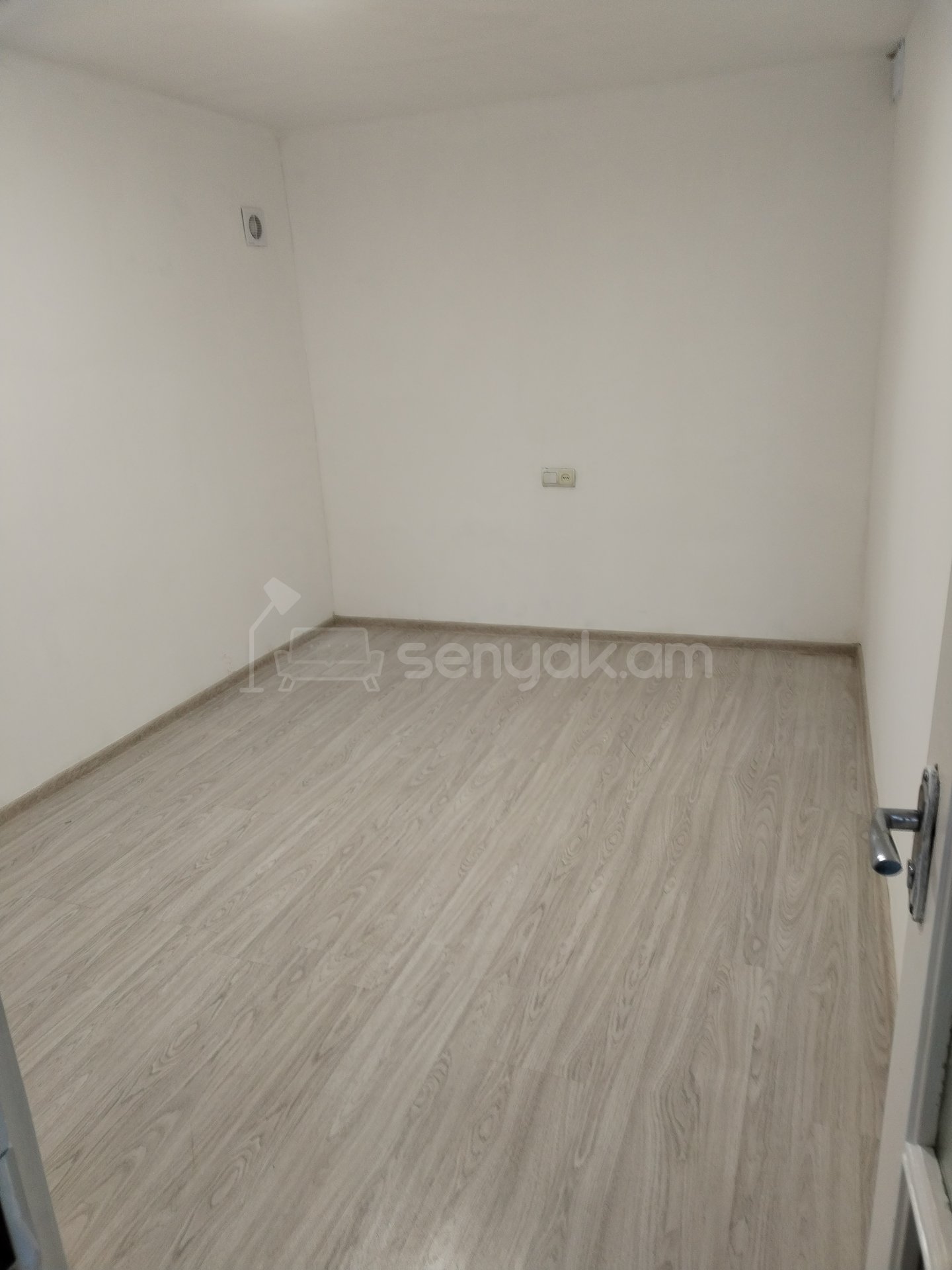 4 Սենյականոց Բնակարան Քարե Շենքում, 100քմ, 1/4 հարկ, Կապիտալ Վերանորոգված, Մասամբ Կահավորված