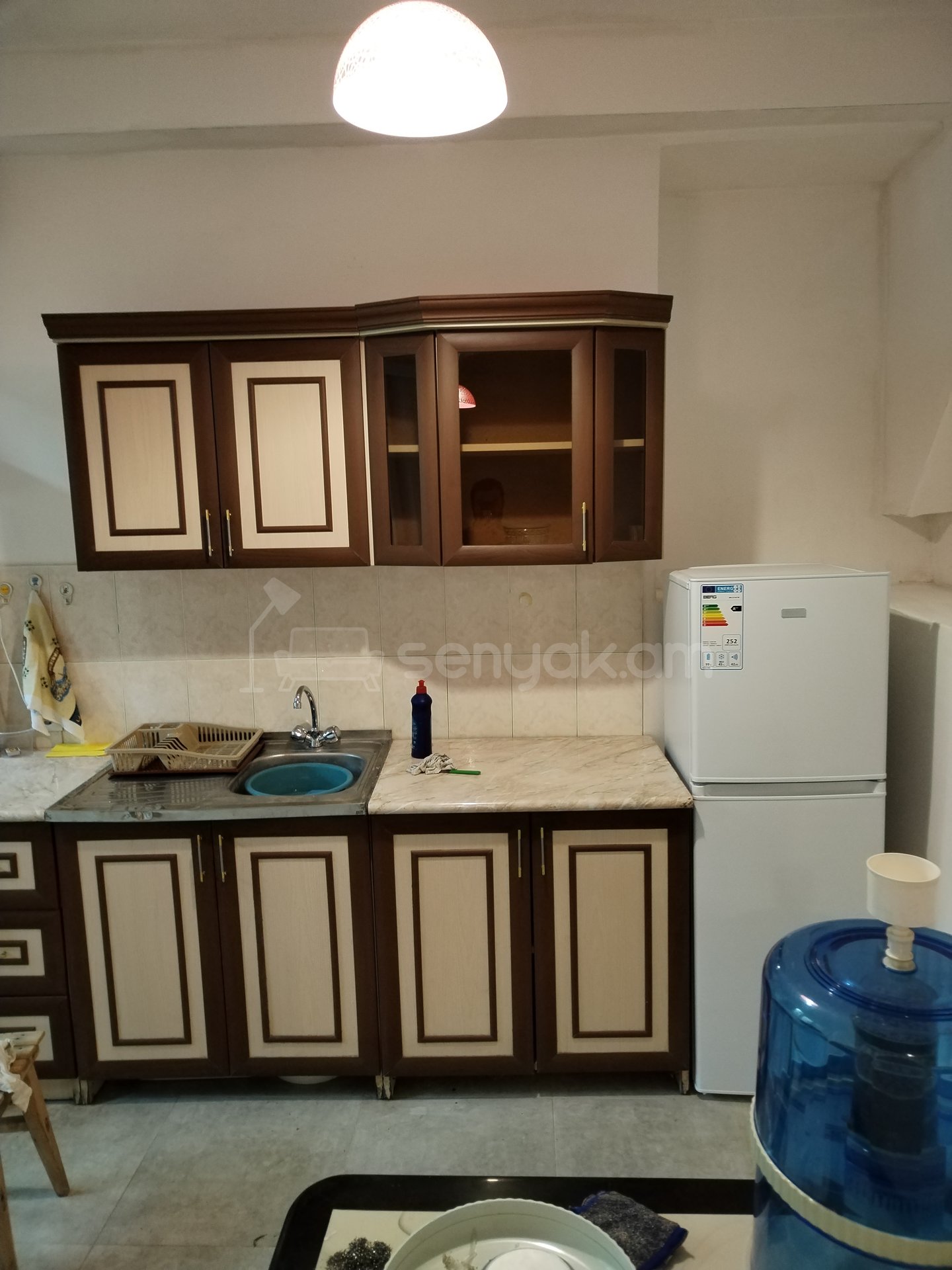 4 Սենյականոց Բնակարան Քարե Շենքում, 100քմ, 1/4 հարկ, Կապիտալ Վերանորոգված, Մասամբ Կահավորված