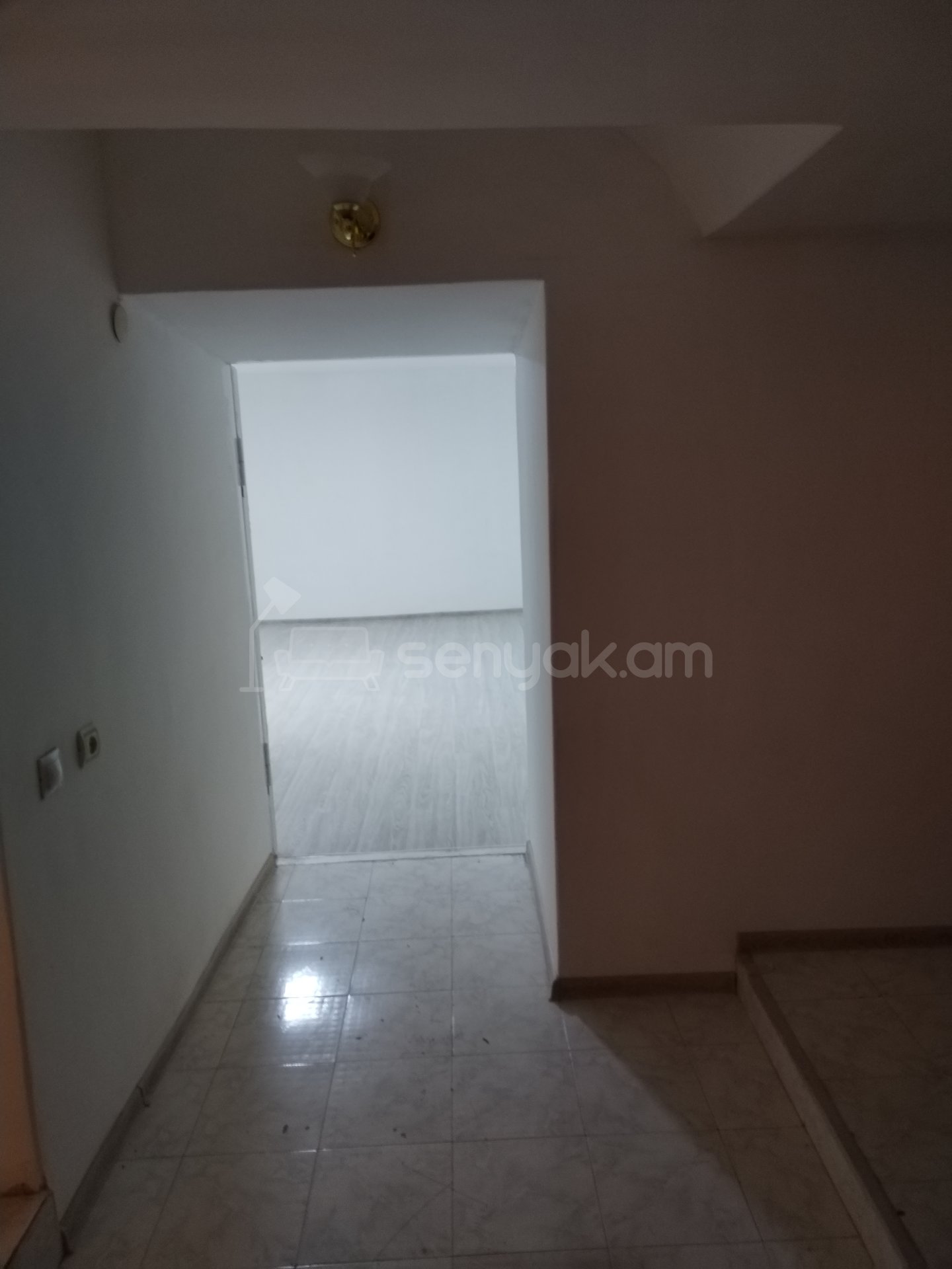 4 Սենյականոց Բնակարան Քարե Շենքում, 100քմ, 1/4 հարկ, Կապիտալ Վերանորոգված, Մասամբ Կահավորված